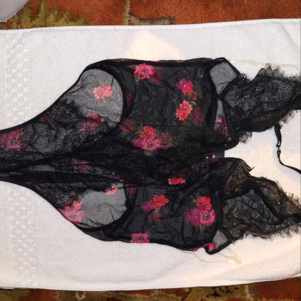 Lingerie - Picture 2 of 3